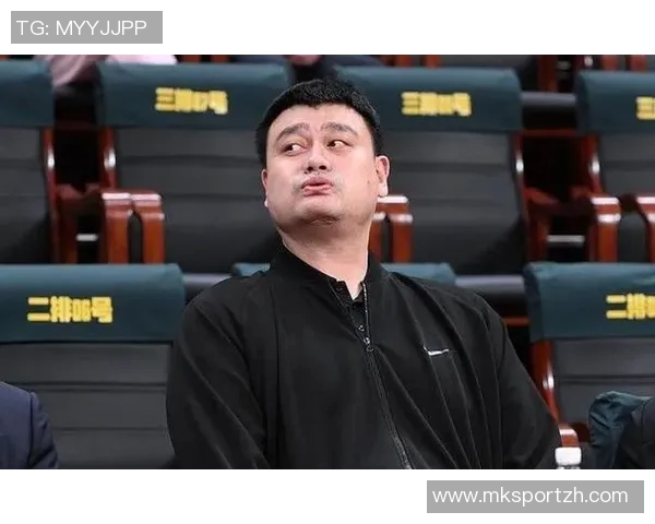 裁判阻挡姚明进攻瞬间引发争议球迷热议裁判判罚合理性